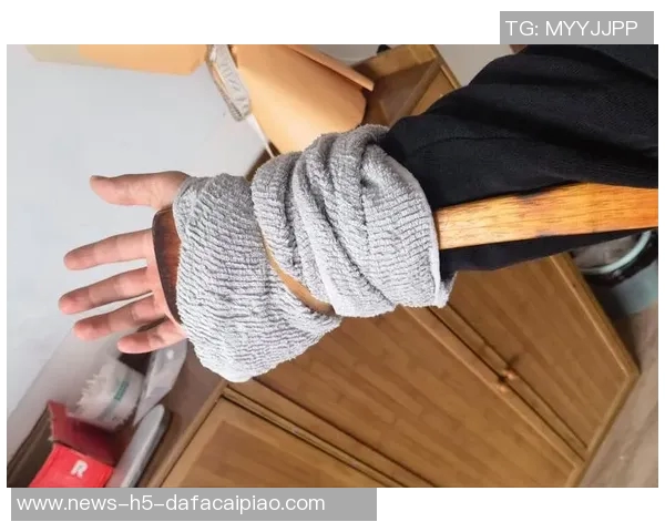 梅尔顿因旧伤复发赛后冰敷右手预计几天后恢复正常状态