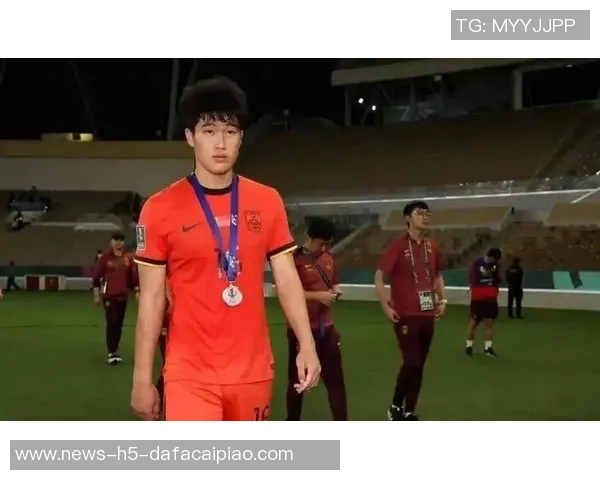 泰山队明星球员泽卡马德鲁加彭啸齐鲁超决赛现场与球迷亲密互动 泰山队明星球员泽卡马德鲁加彭啸齐鲁超决赛现场与球迷亲密互动